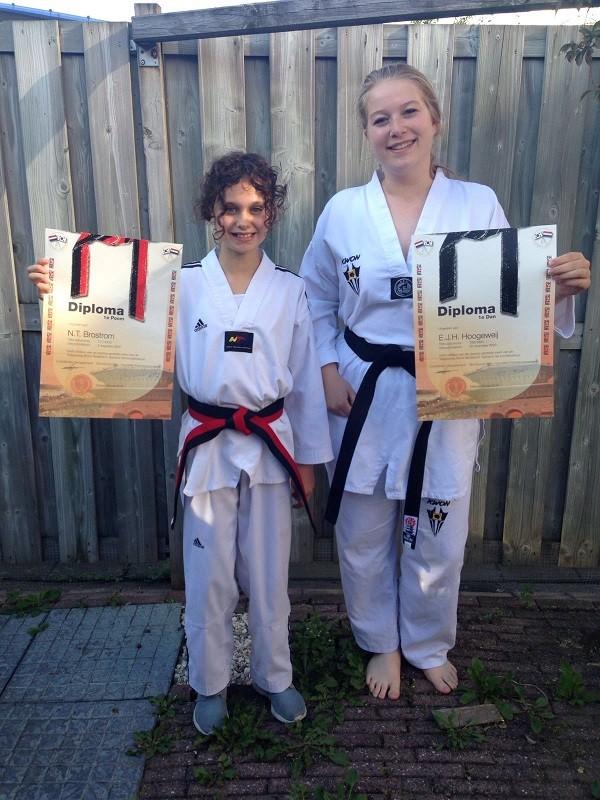 Je bekijkt nu Taekwondoschool is weer twee zwarte banden rijker.